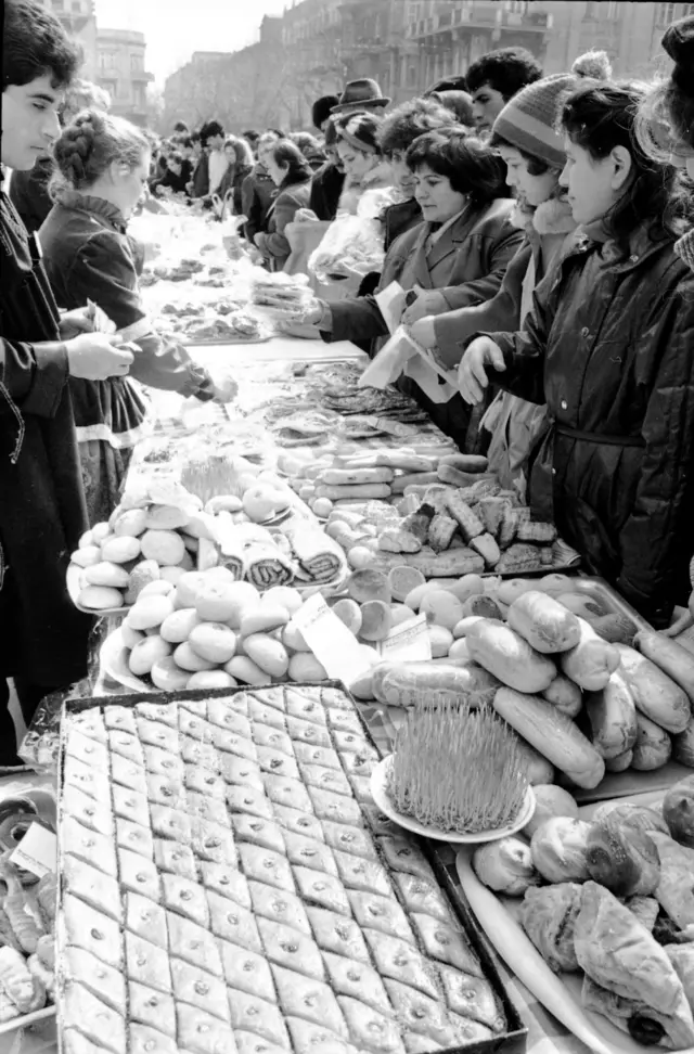 Bakı şəhərində İçərişəhərdə Novruz bayramı şənliyi (20 mart 1989).