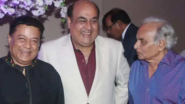 अनूप जलोटा, शाहिद रफी (बीच में) और संगीतकार आनंद जी