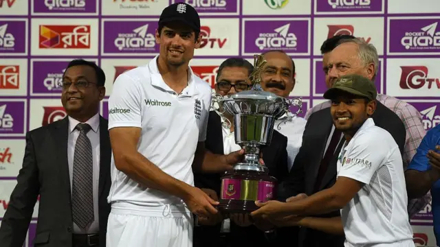 টেস্ট ড্রয়ের পর ট্রফি হাতে বাংলাদেশ ও ইংল্যান্ড ক্রিকেট দলের অধিনায়ক
