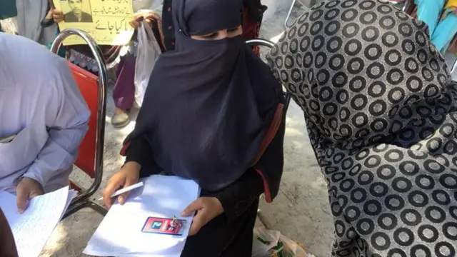 د غونډې په څنډو کې د ورکو شویو کسانو د نومونو ثبتول هم پیل شوي وو