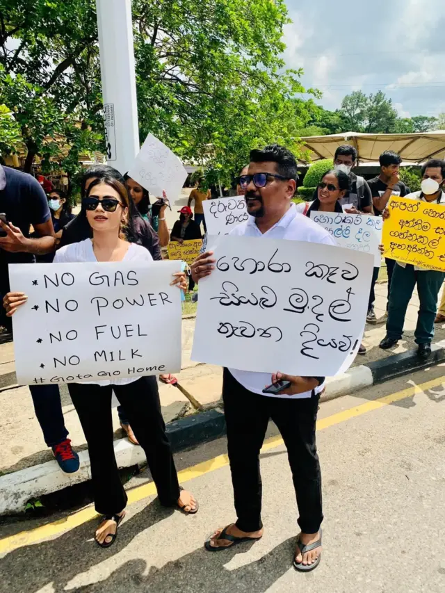 දියත උයන ඉදිරිපිටදී කලාකරුවන් පැවැත්වූ විරෝධතාව