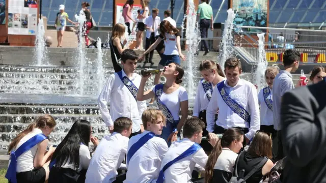 Випускники біля фонтану на Майдані Незалежності