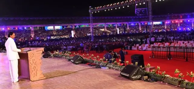 తెలుగు మహాసభల్లో ప్రసంగిస్తున్న సీఎం కె.చంద్రశేఖరరావు, ప్రేక్షకులు