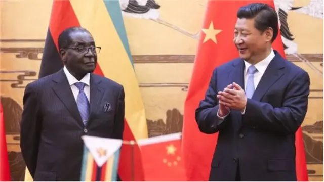 चीनी राष्ट्रपति शी जिनपिंग के साथ रॉबर्ट मुगाबे (फ़ाइल फोटो)