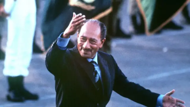 Le président égyptien Anouar El-Sadate, reçoit le prix pour la signature des accords du Camp David, qui rétabliront la paix entre l’Egypte et Israël. Il est récompensé avec son co-signataire israélien, Menahem Begin.