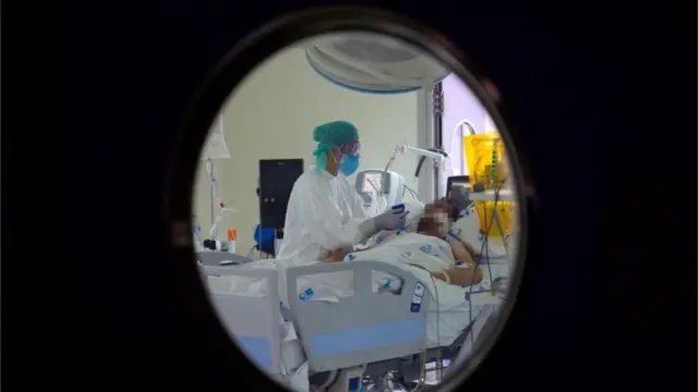 Un médico asiste a un paciente en la Unidad de Cuidados Intensivos de Madrid