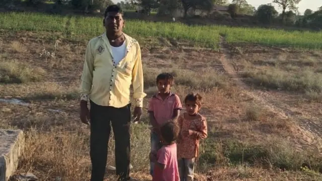 ચેતનભાઈ ભીલ અને તેમનાં બાળકો