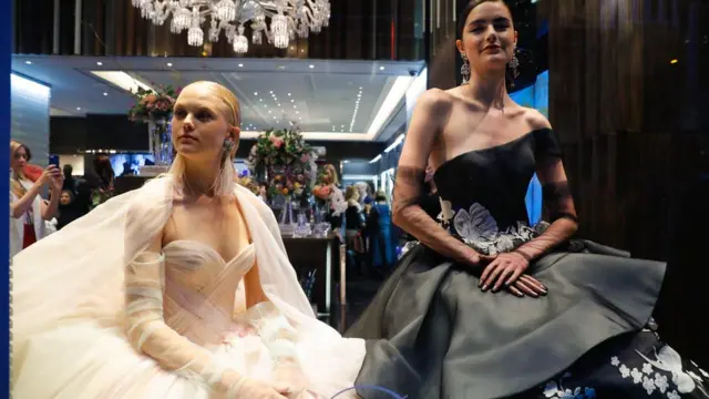 নিউ ইয়র্ক ফ্যাশন উইকে পোশাক প্রদর্শন করছেন দুইজন মডেল।