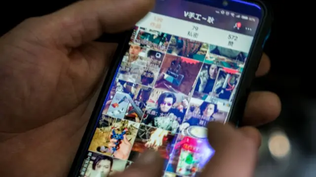 Geng Shuai mostrando sus videos en Kwai, una plataforma de videos en China