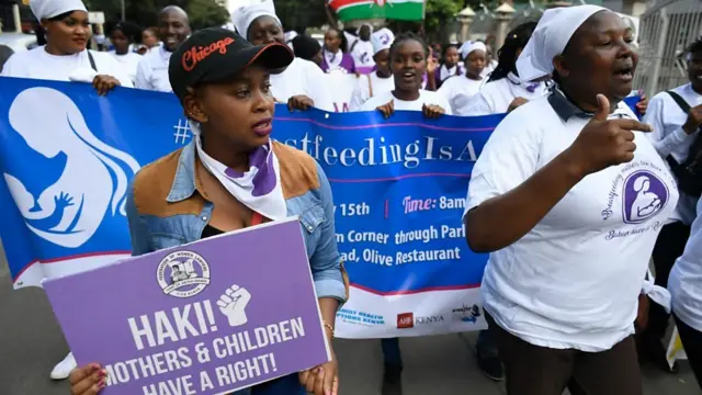 Wanawake walioandamana Nairobi kumtetea mwenzao aliyedaiwa kudhalilishwa kwa kumnyonyesha mtoto mgahawani