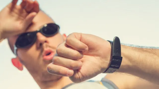 Hombre cansado viendo el reloj