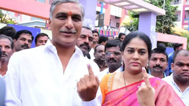 సిద్దిపేటలో ఓటు వేసిన హరీశ్‌రావు దంపతులు