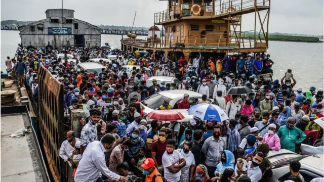 করোনাভাইরাস প্রাদুর্ভাবের মধ্যে ফেরিতে গাদাগাদি করে চলাচল।