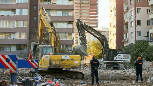İzmir depreminde Bayraklı'da yıkılan binalardan biri olan Rızabey Apartmanı'nda arama kurtarma çalışmalarının sona ermesiyle enkazın kaldırılmasına başlandı