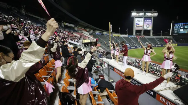 1일 서울 잠실구장에서 열린 프로야구 두산 베어스와 키움 히어로즈의 와일드카드 결정전 1차전에는 1만2422명의 관중이 입장했다
