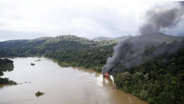 Equipe do Ibama combate garimpo ilegal às margens do rio Jamanxim, no Pará