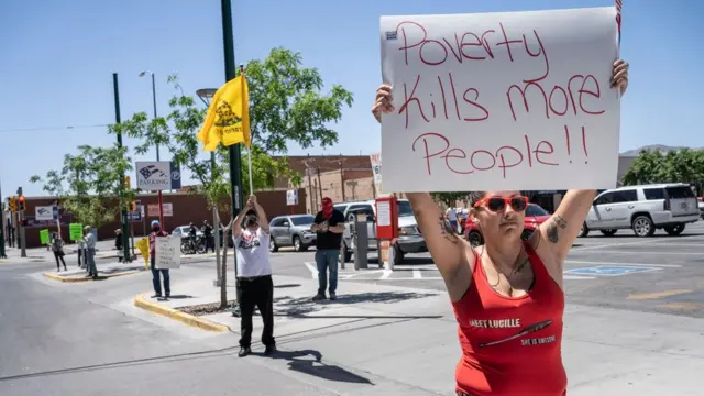 미 전역에서 봉쇄조치에 반대하는 시위가 열렸다