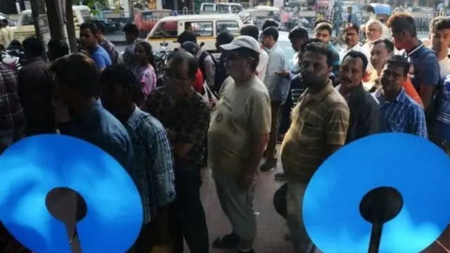 बैंक के सामने कतार