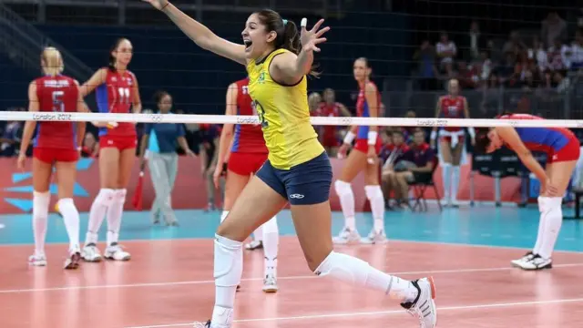 Natalia Pereira wa Brazil asherehekea ushindi dhidi ya Urusi katika mchuano wa mpira wavu upande wa wanawake wakati robo fainali mjini London