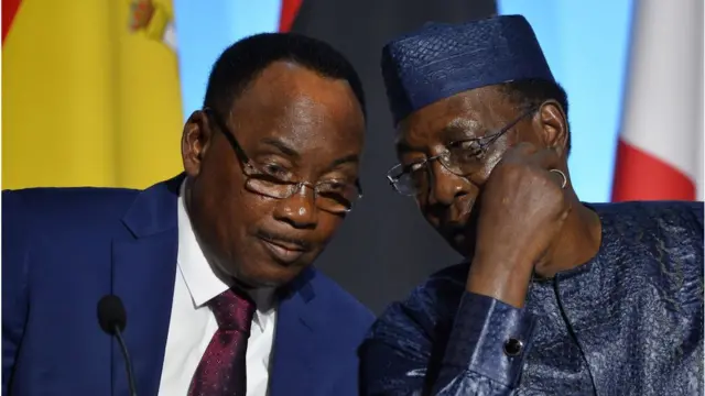 PShugaban Nijar Muhammadou Issoufou tare da shugaban Chadi Idris Deby Itno a lokacin taron manema labarai, bayan kammala taron kasa da kasa a fadar Elysee da ke birnin Paris na kasar Faransa a ranar 28 ga watan Agusta 2017. A lokacin taron sun tattauna kan batutuwan siyasa da halin da ake ciki a Turai da batun tsaro a kasashen Turai.