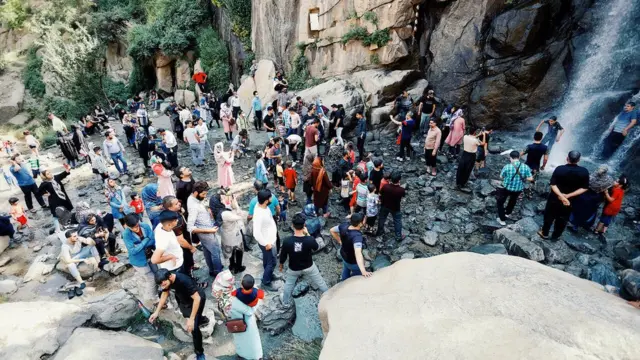 تجمع در آبشاری در یکی از مناطق محبوب گردشگری در اطراف همدان