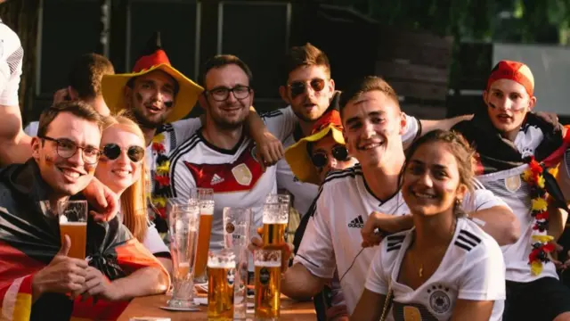 Cổ động viên tại quán bia ở Cologne, Đức xem trận Pháp Đức.