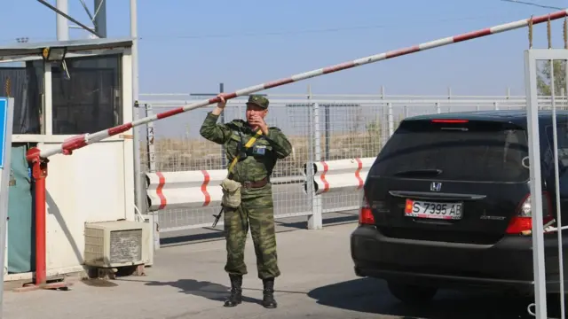 Казакстан тарап Кыргызстан менен чек арасындагы өткөрмө бекеттеринде текшерүүнү күчөтүп, өткөрмө бекеттерде узун кезектер жаралды.