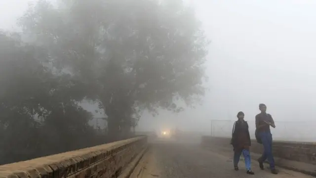 டெல்லிக்கு அண்மையில் அமைந்துள்ள பஞ்சாப் மற்றும் ஹரியானா மாநிலங்களில் உள்ள விவசாயிகள் சுள்ளிகளையும், கூளங்களையும் எரிப்பதால் குளிர் காலங்களில் டெல்லியின் காற்று மாசுபாடு அளவு அதிகரிக்கும்.