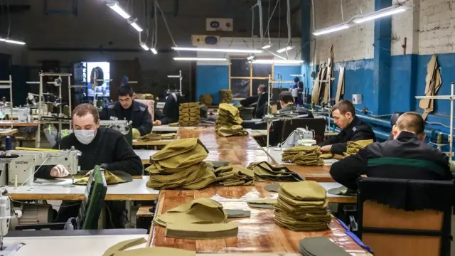 Осужденные во время пошива солдатских пилоток на швейном участке исправительной колонии № 26 общего режима. УФСИН по Волгоградской области