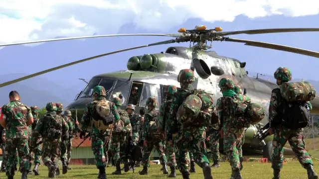 Tentara mengangkut jenazah petugas konstruksi yang dibunuh OPM, Desember lalu.