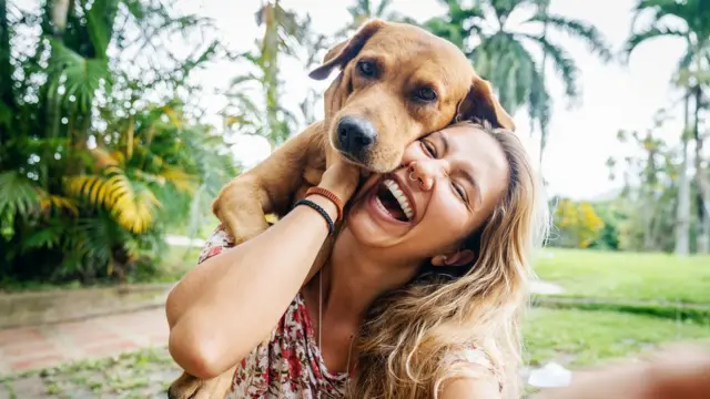 Mujer con un perro