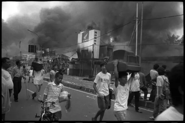 Hari-hari jelang Reformasi 1998 dalam gambar dan catatan - BBC News  Indonesia