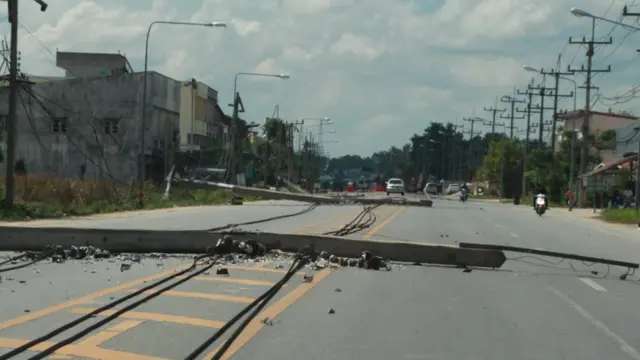 เสาไฟฟ้าล้มเป็นแนวยาวจากเหตุระเบิดในเมืองปัตตานี วันที่ 24 พ.ค. 2557