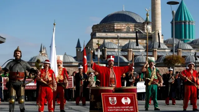 رجال في ملابش الجنود الانكشاريين العثمانيين