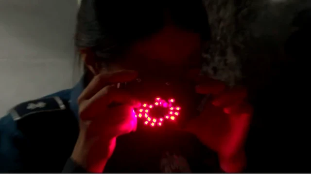 Yalangoch qizlar Dubrovitsida quyoshga botirmoqda.