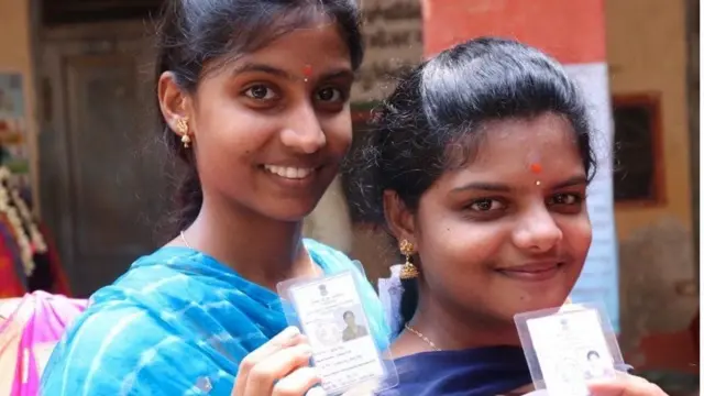 భీమవరంలో ఓటు వేసేందుకు పోలింగ్ కేంద్రానికి వచ్చిన యువతులు