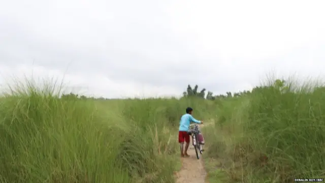 साइकिल से जाता पुरुष