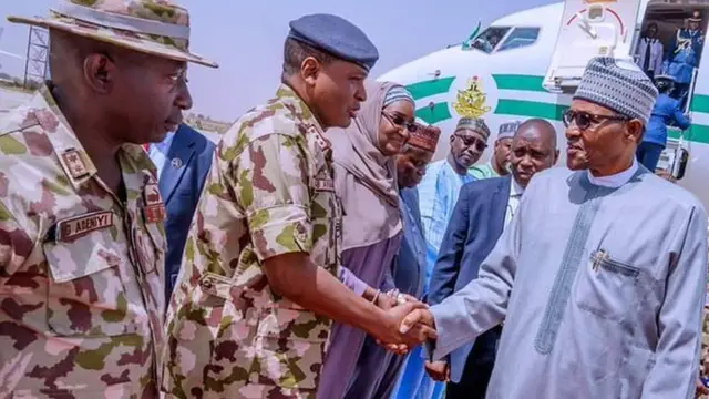 Buhari sabẹwo si Borno, awọn ologun n ki kaabọ