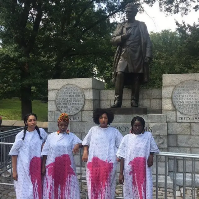Protesta frente a la estatua de James Sims en Central Park