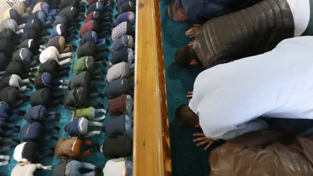 Posle molitve, imam Stambol džamije u Novom Pazaru održao je govor u kojem je pozvao vernike na jedinstvo i da se zajedno mole za muslimane u Gazi koji su ovih dana na udaru izraelskih vojnih snaga