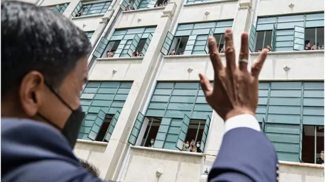 ข้าราชการและเจ้าหน้าที่ กทม. แอบยืนดูนายชัชชาติจากห้องทำงานของตน ในระหว่างเปิดแถลงข่าวกับสื่อมวลชนที่ศาลากว่าการ กทม. (เสาชิงช้า)