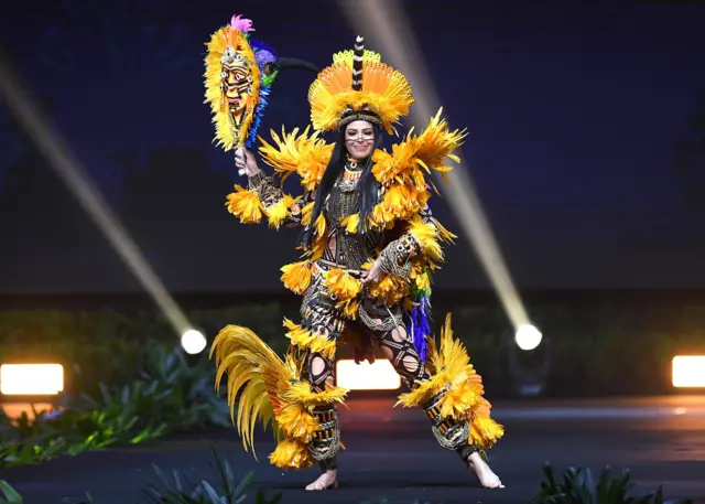 ဘရာဇီး အလှမယ်ကတော့ နေနတ်သမီးကို ကိုယ်စားပြုတဲ့ အဝါရောင် ဆင်မြန်းထား