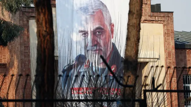 Grande desenho em prédio no Irã mostra Soleimani