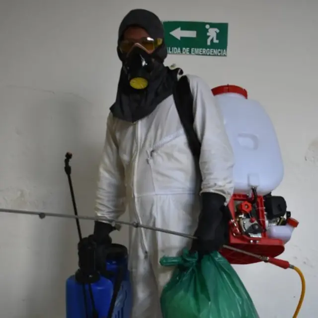Trabajador del hospital de San Rafael en Leticia, Colombia