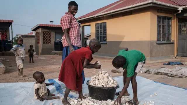 Ụmụaka na-enyere nne ha aka