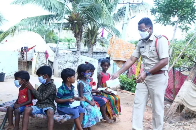 పోలీసులకు తమ రోజువారీ కార్యక్రమాలకు కోవిడ్ విధులు కూడా జత కావడంతో పని రెట్టింపు అయ్యింది.