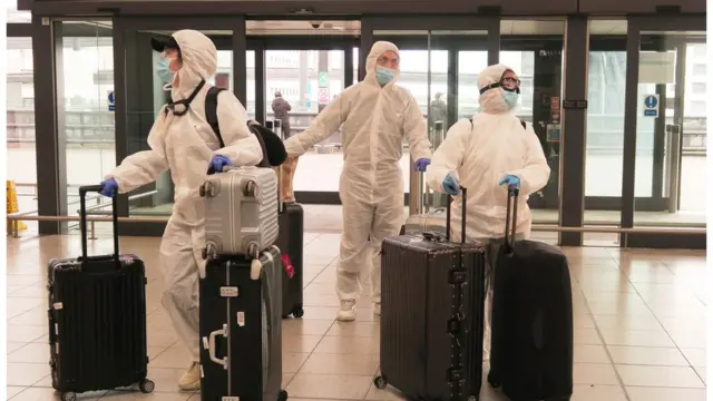 英国机场有旅客做足防护措施。(图中并非受访者)