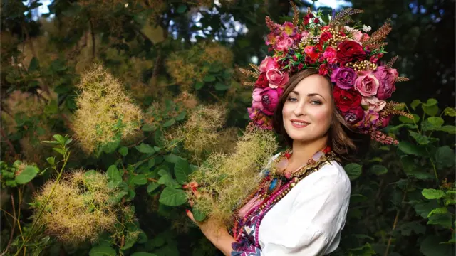 Жінка у вінку