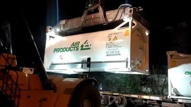 தாழ்வெப்ப நிலை கொள்கலன்கள் - நெதர்லாந்து நாட்டின் தலை நகர் ஆம்ஸ்டர்டாம் நகரில் இருந்து விமானப்படை விமானங்கள் வாயிலாக கொண்டுவரப்பட்டுள்ளது