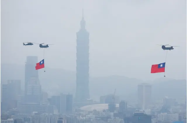 台北舉行的雙十節慶典期間，懸掛中華民國國旗的支奴幹直升機飛過台北101摩天大樓附近。